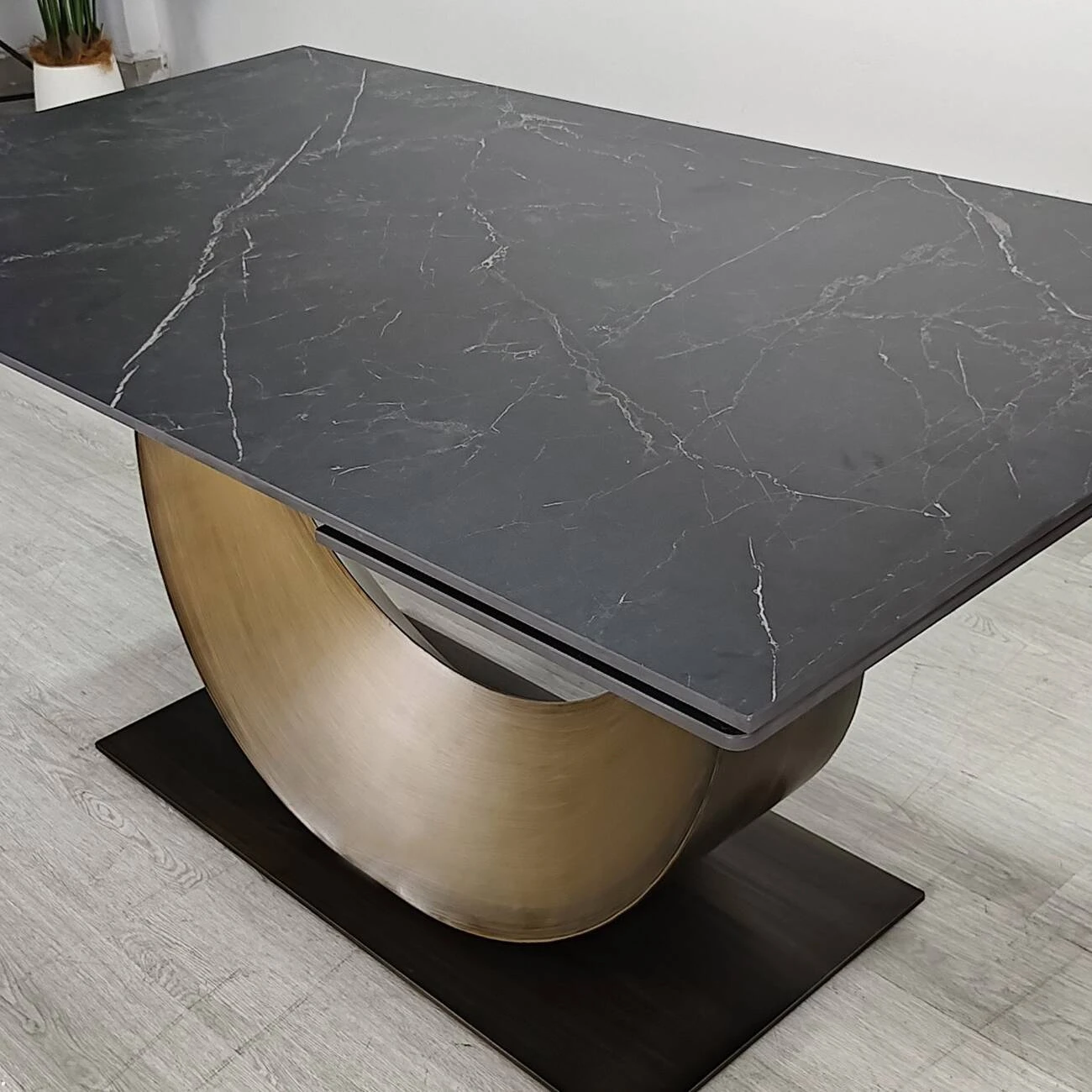 Стіл обідній розкладний Amelia Ceramic 160-240x90x75 чорний матовий/бронзовий (кераміка+метал)