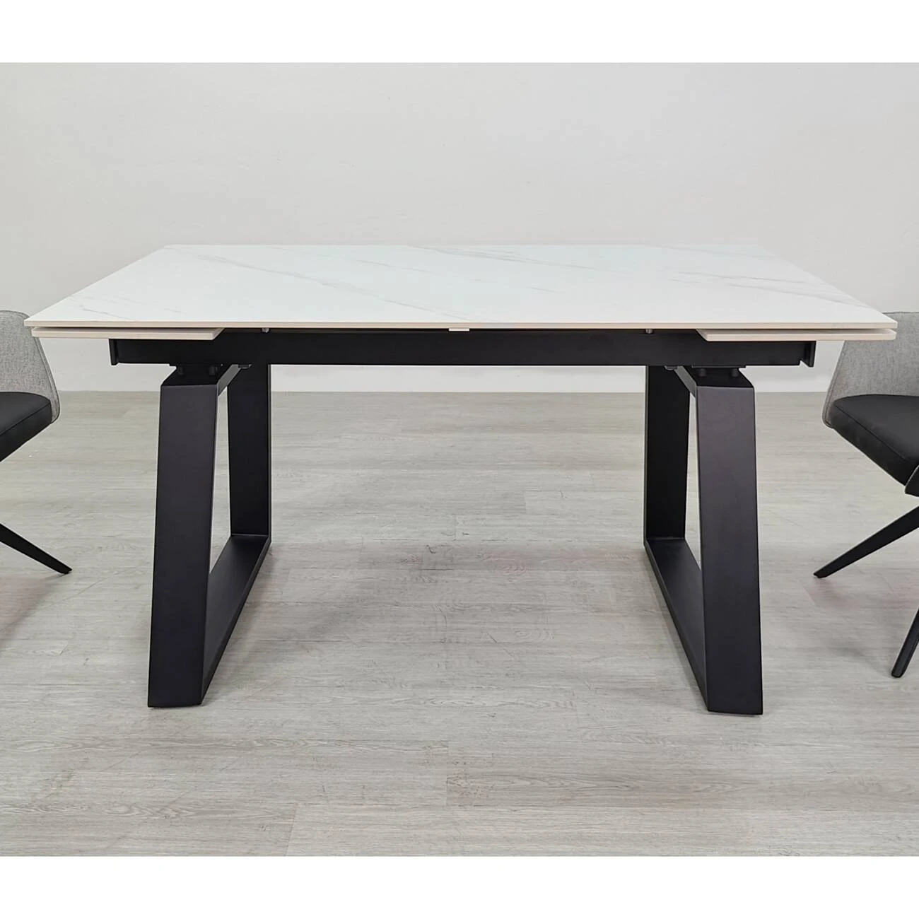 Стіл обідній розкладний Bernard Ceramic 140-200x90x75 білий матовий/чорний (кераміка+метал)