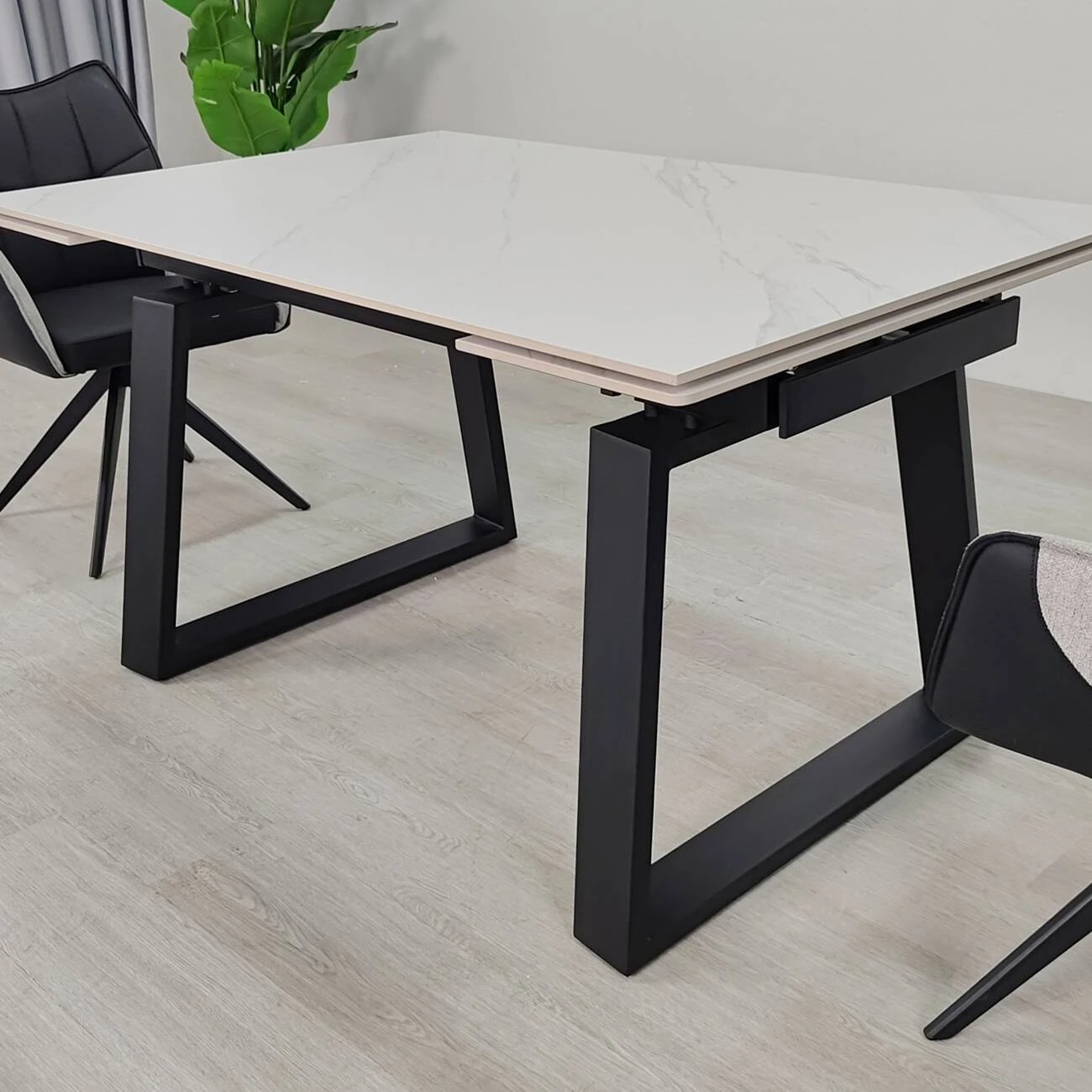 Стіл обідній розкладний Bernard Ceramic 140-200x90x75 білий матовий/чорний (кераміка+метал)