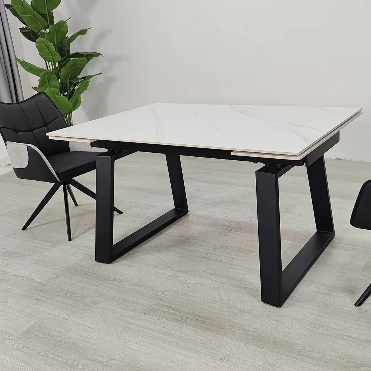 Стіл обідній розкладний Bernard Ceramic 140-200x90x75 білий матовий/чорний (кераміка+метал)