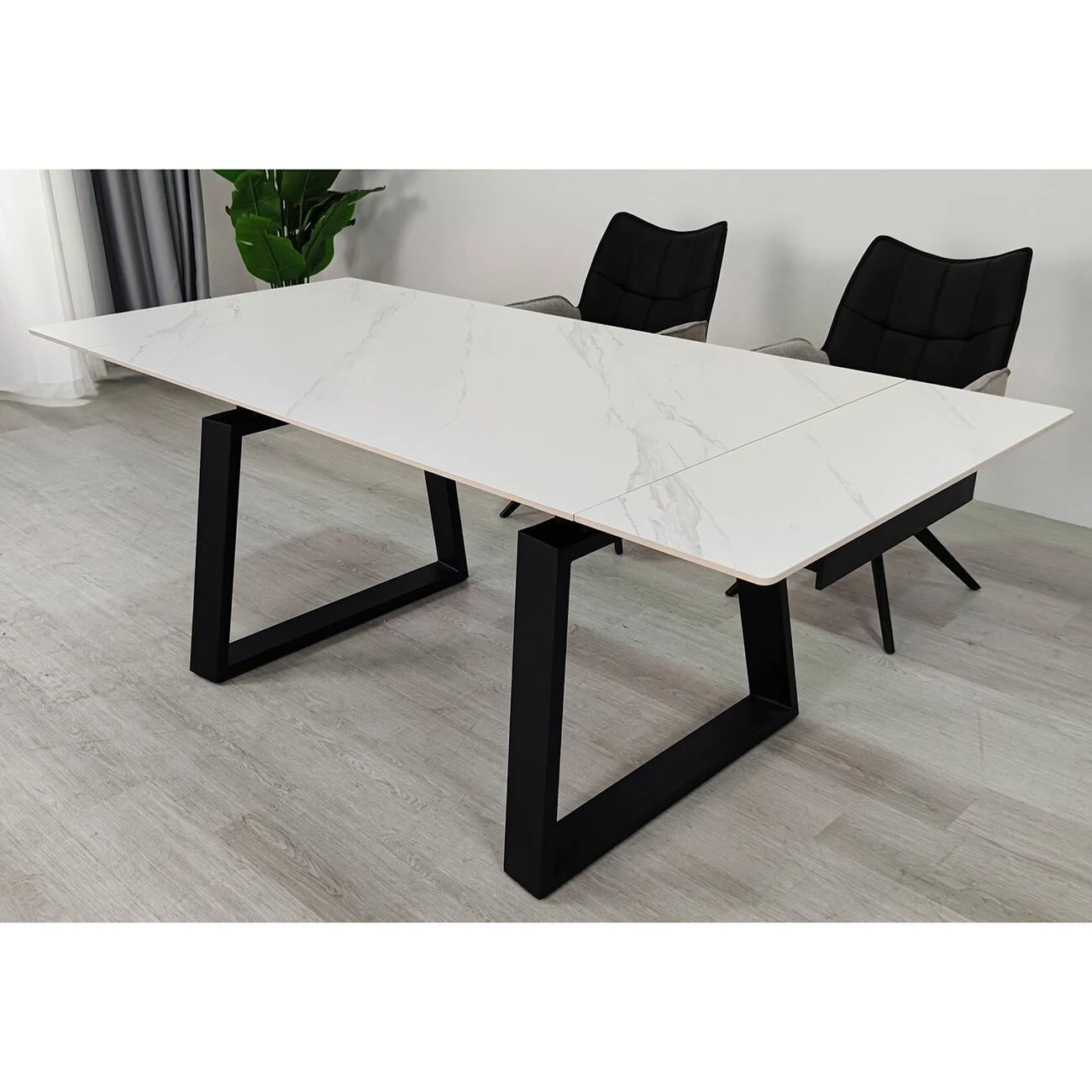 Стіл обідній розкладний Bernard Ceramic 140-200x90x75 білий матовий/чорний (кераміка+метал)
