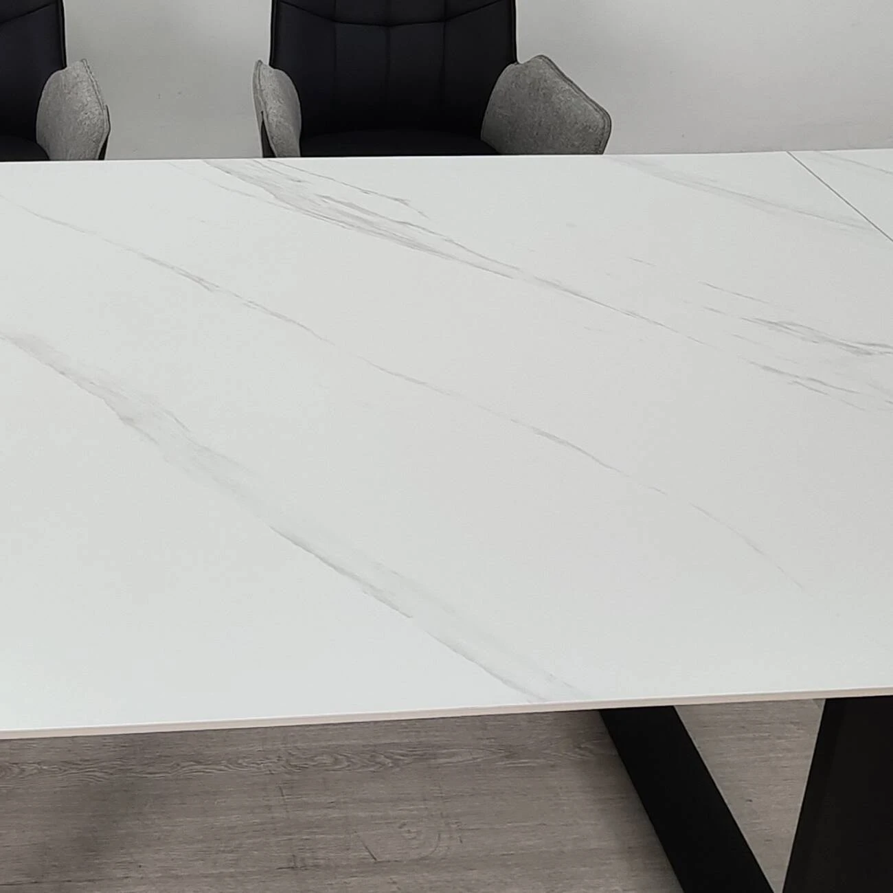 Стіл обідній розкладний Bernard Ceramic 140-200x90x75 білий матовий/чорний (кераміка+метал)