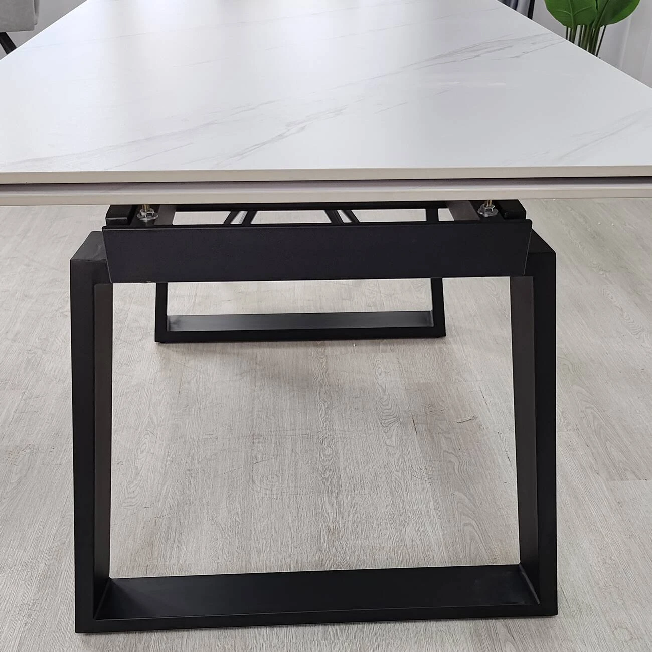 Стіл обідній розкладний Bernard Ceramic 140-200x90x75 білий матовий/чорний (кераміка+метал)