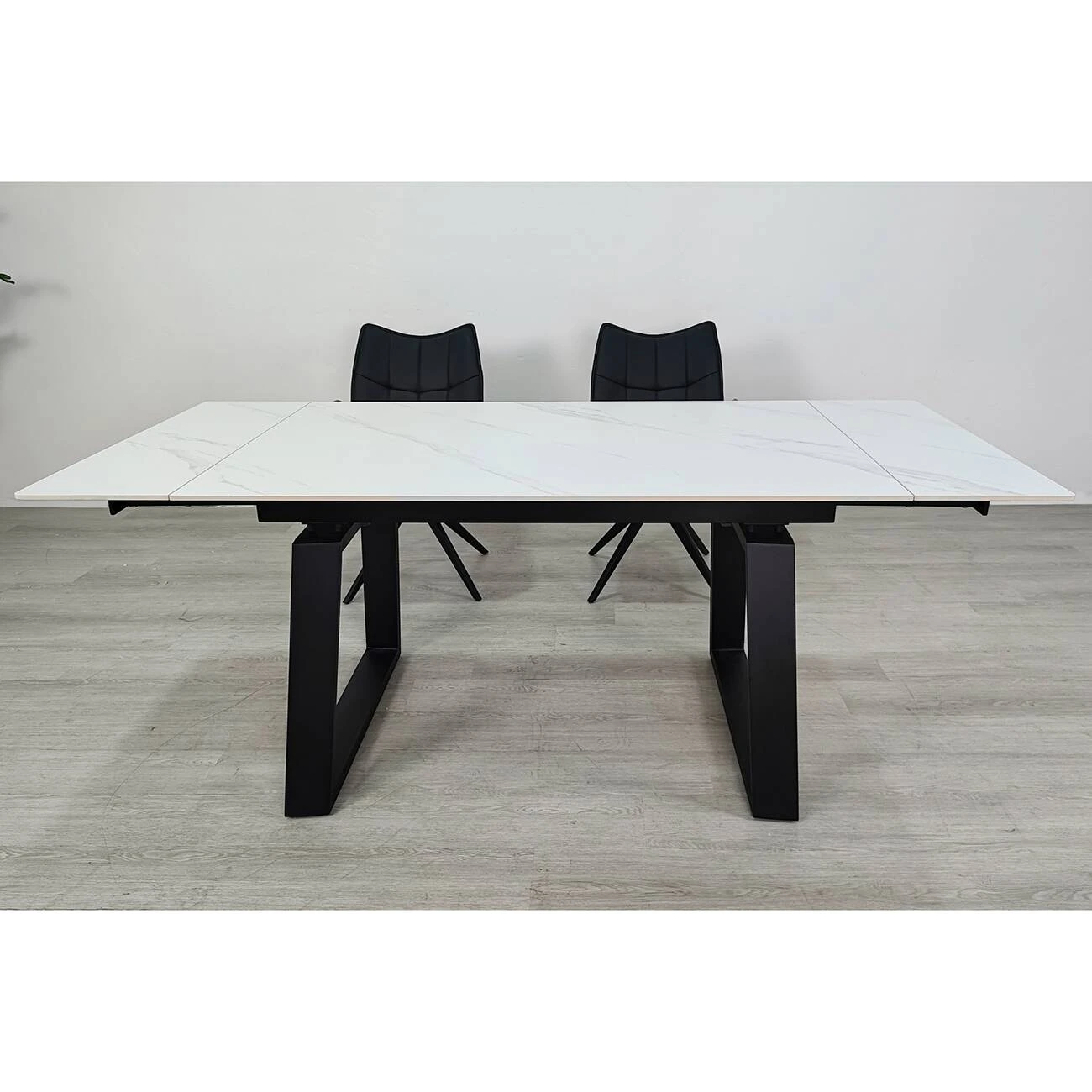 Стіл обідній розкладний Bernard Ceramic 140-200x90x75 білий матовий/чорний (кераміка+метал)