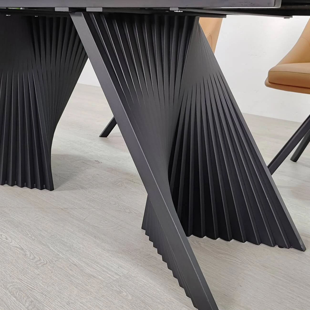 Стіл обідній розкладний Edmund Ceramic 160-240x90x75 білий матовий/чорний (кераміка+метал)