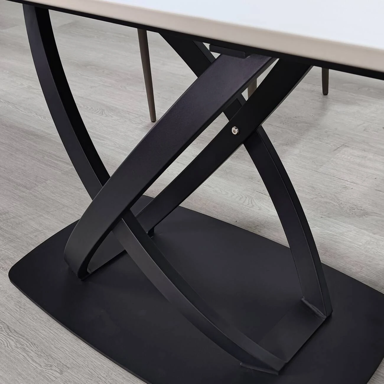 Стіл обідній розкладний Hilda Ceramic 160-240x90x75 білий матовий/чорний (кераміка+метал)