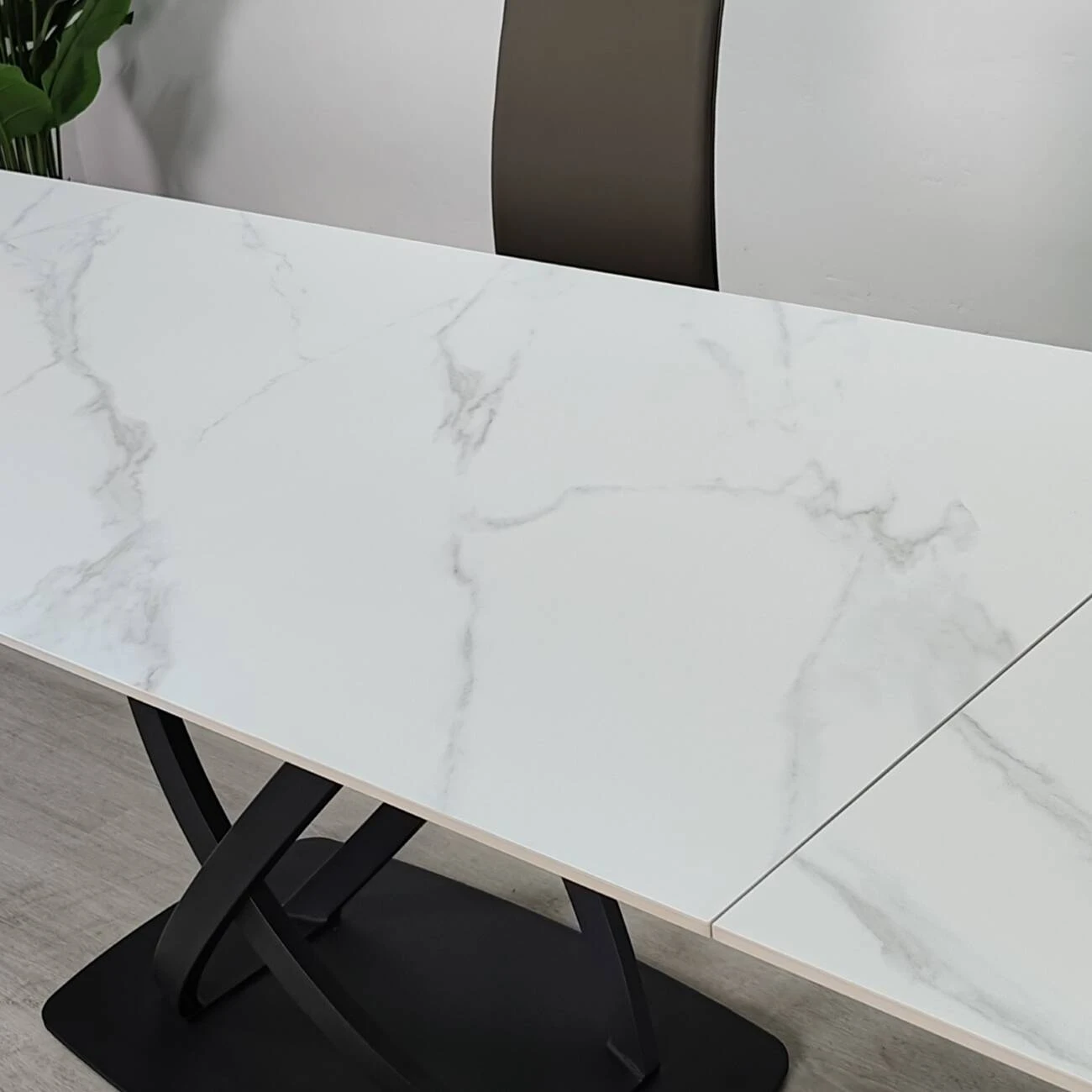 Стіл обідній розкладний Hilda Ceramic 160-240x90x75 білий матовий/чорний (кераміка+метал)
