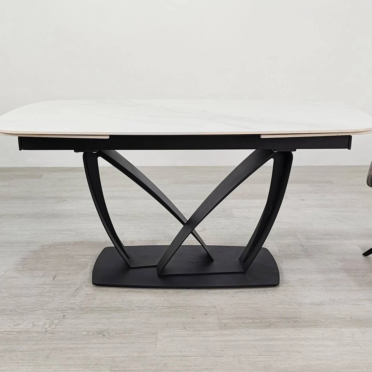 Стіл обідній розкладний Tyler Ceramic 160-240x90x75 білий матовий/чорний (кераміка+метал)