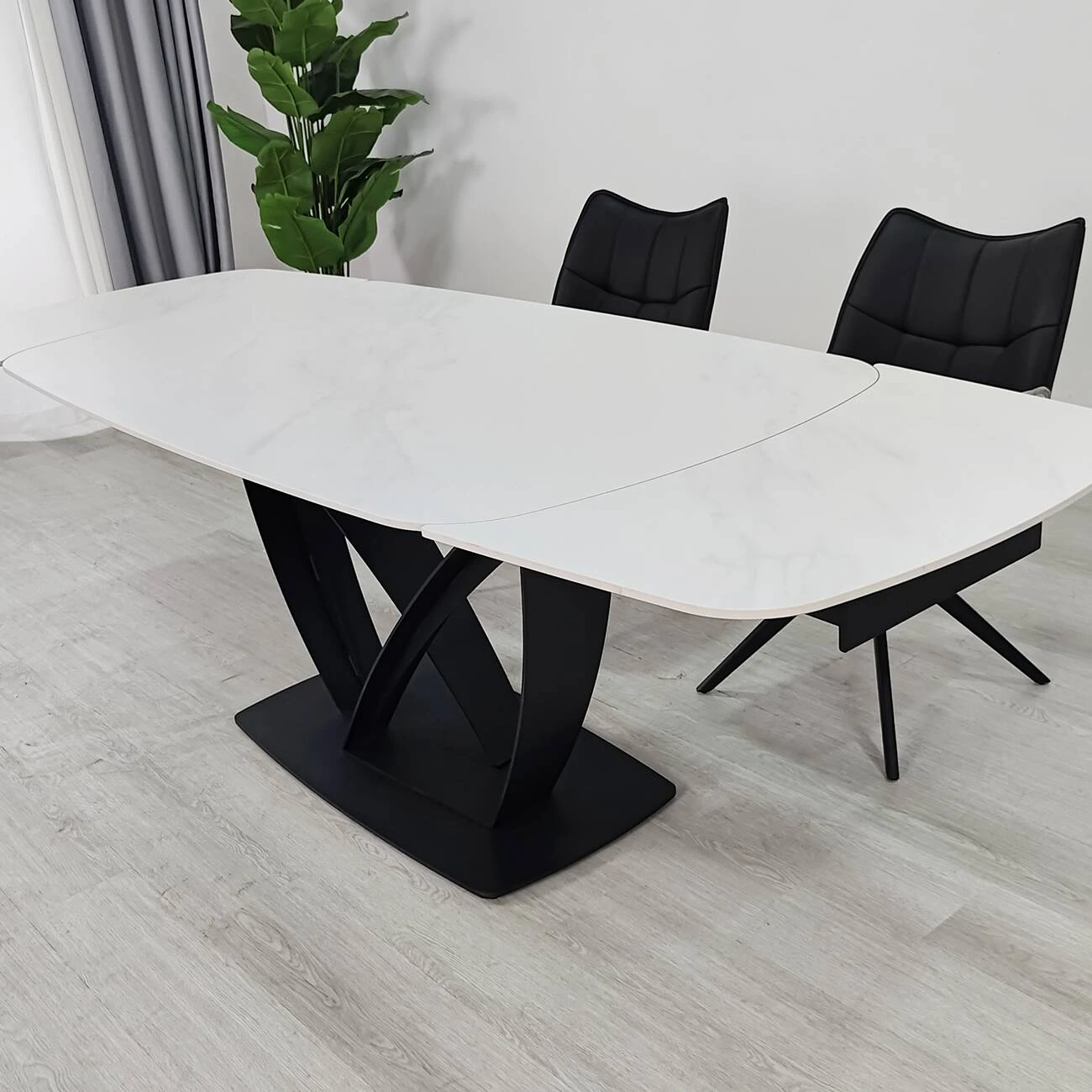 Стіл обідній розкладний Tyler Ceramic 160-240x90x75 білий матовий/чорний (кераміка+метал)